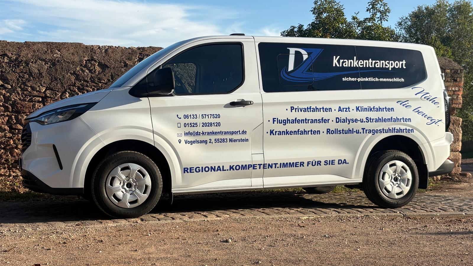 Fahrzeug von DZ Krankentransport mit Beschriftung für Krankenfahrten, Dialyse- und Flughafenfahrten